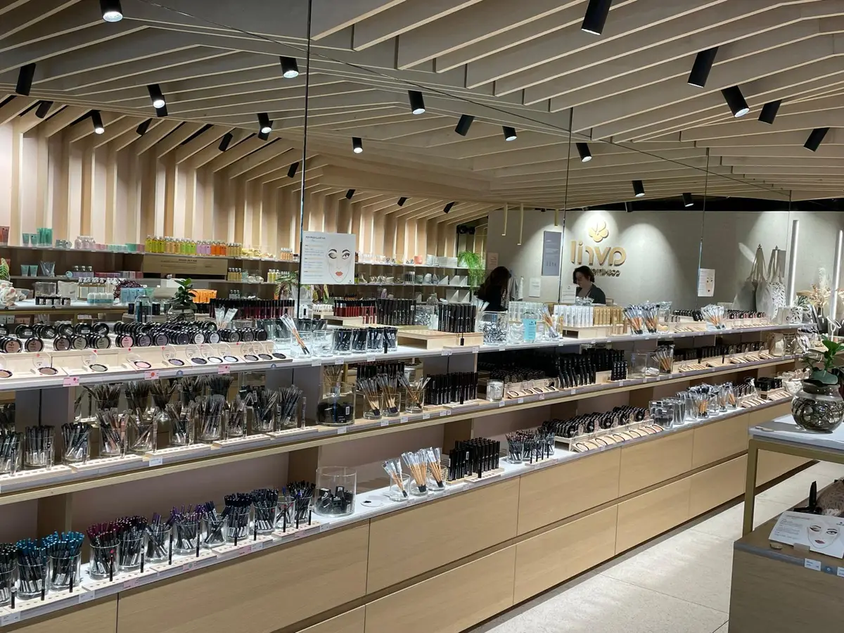 Intérieur de boutique à sol sombre et luminaires