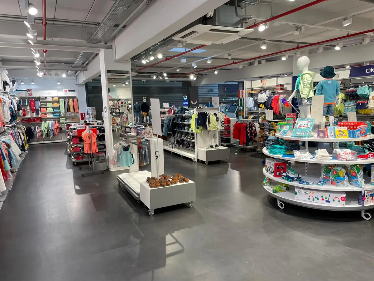 Magasin de vêtements, sol sombre brillant