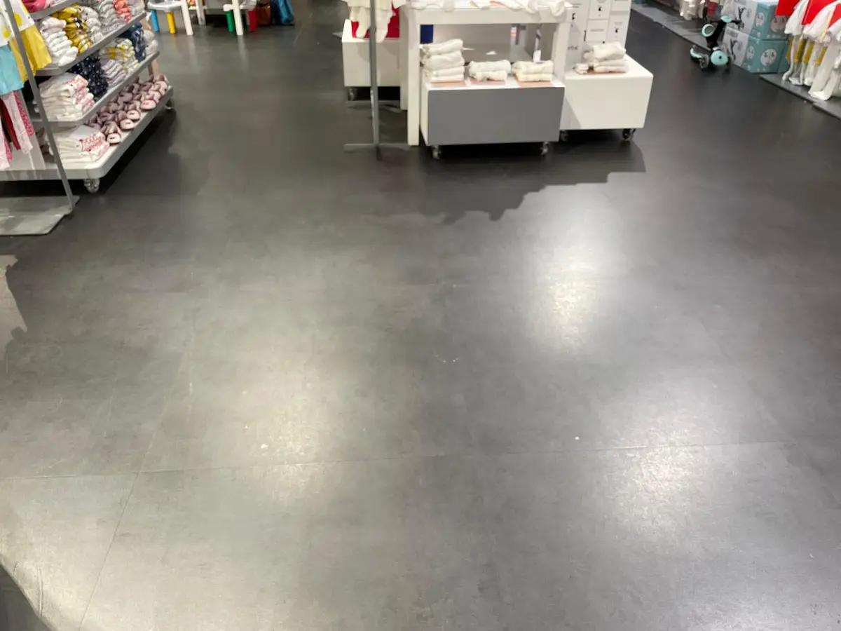 Magasin de vêtements, sol sombre brillant