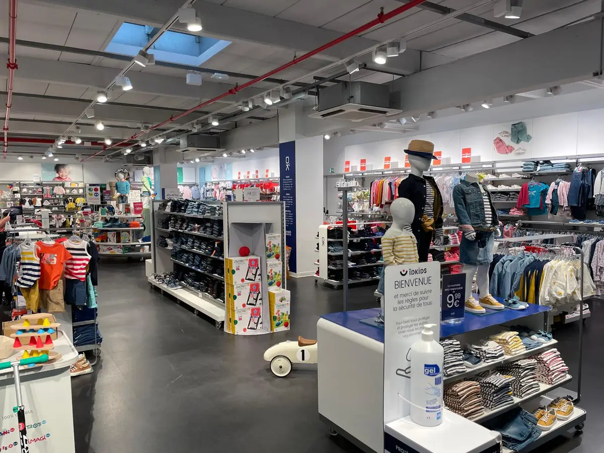 Magasin de vêtements, sol sombre brillant