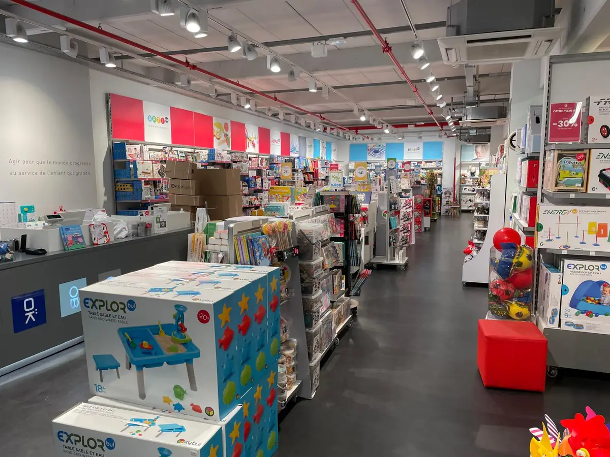 Magasin de vêtements, sol sombre brillant