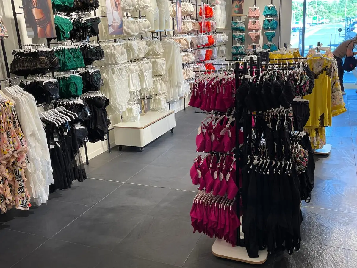 Boutique de lingerie, sol en carreaux sombres