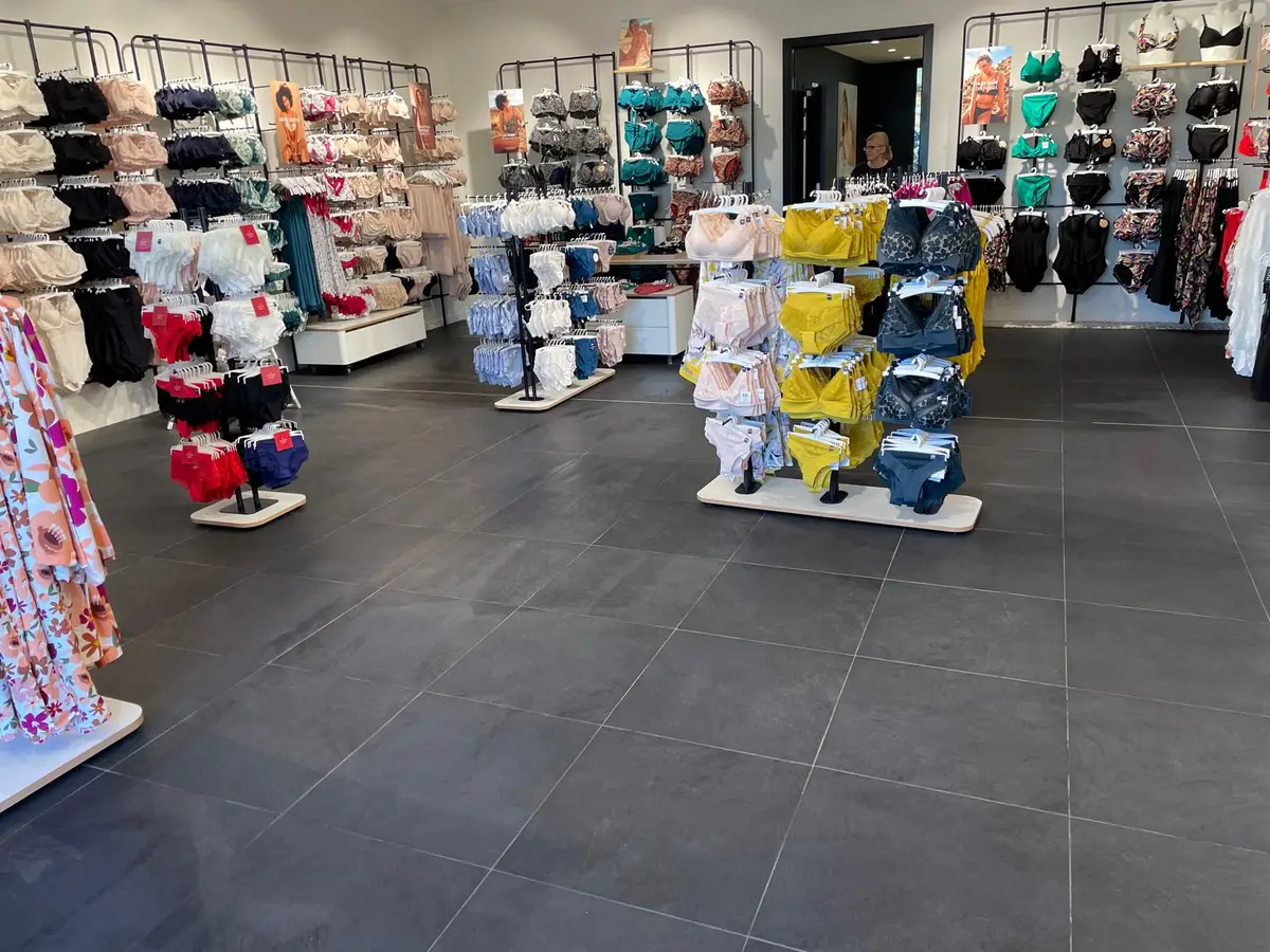 Boutique de lingerie, sol en carreaux sombres
