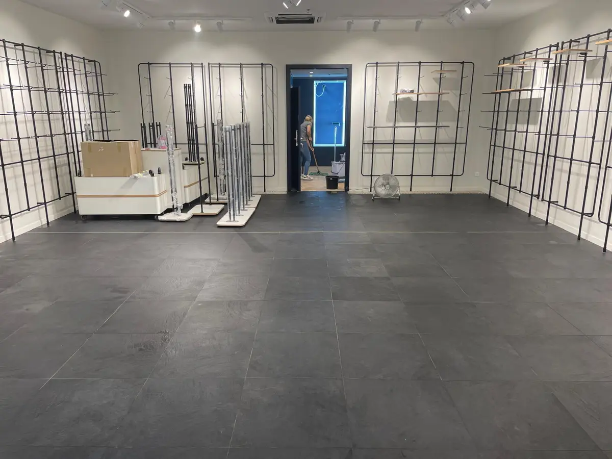 Boutique à sol en dalles ardoise, agencement en cours